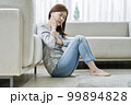 若い女性 主婦 リビングルーム 99894828