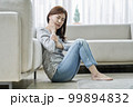 若い女性 主婦 リビングルーム 99894832