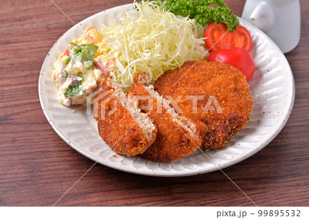 洋食お惣菜のメンチカツのイメージ。 洋食お惣菜のメンチカツのイメージ。 99895532