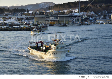早春の北海道八雲町落部漁港から出漁するホタテ漁船の朝の風景を撮影 早春の北海道八雲町落部漁港から出漁するホタテ漁船の朝の風景を撮影 99895826