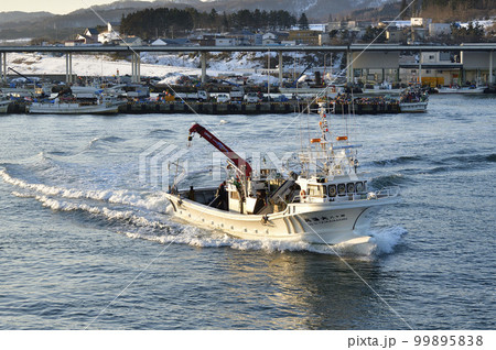 早春の北海道八雲町落部漁港から出漁するホタテ漁船の朝の風景を撮影 99895838