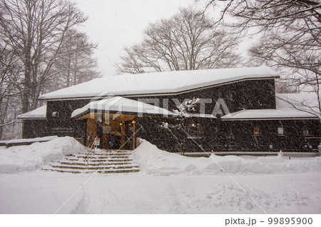 雪の中の建物 雪の中の建物 99895900