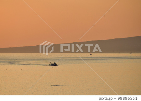 早春の北海道森町石倉漁港に帰港するホタテ漁船と砂原岳の風景を撮影 99896551