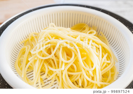 茹で上がった太麺パスタ 99897524