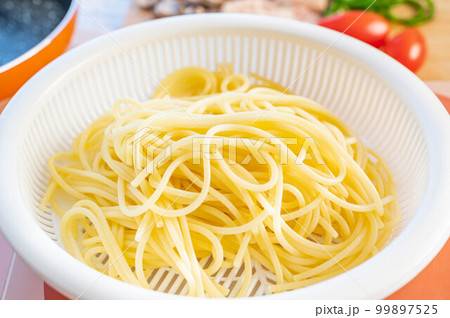茹で上がった太麺パスタ 99897525