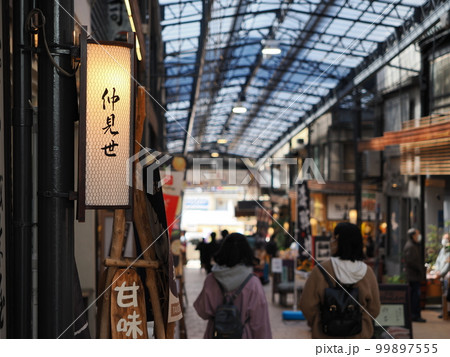 熱海仲見世通り商店街の風景 99897555