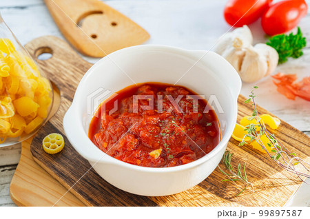 自家製トマトソースで作るパスタ 99897587