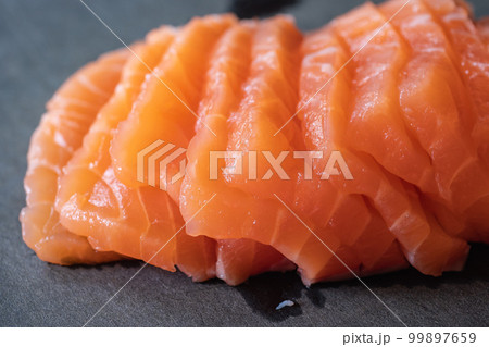 スライスしたサーモンの切り身。生食用。刺身。 スライスしたサーモンの切り身。生食用。刺身。 99897659