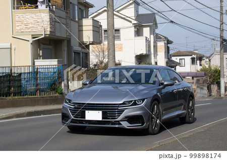 セダン車　道路走行 99898174