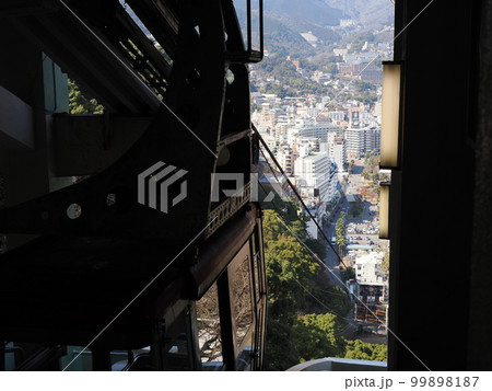 熱海ロープウェイ山頂駅から見る熱海の街並み 99898187