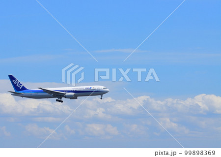 夏空に飛ぶ旅客機　着陸進入する旅客機 99898369