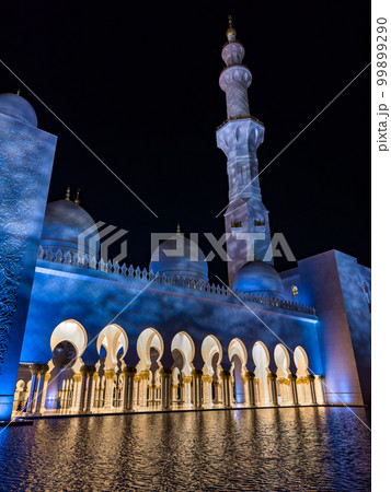 The Sheikh Zayed Grand Mosque at night, in Abu Dhabi, United Arab Emirates 99899290