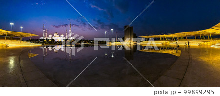 The Sheikh Zayed Grand Mosque at night, in Abu Dhabi, United Arab Emirates 99899295