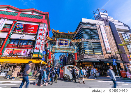 日本の横浜都市景観 コロナ禍前のように賑わう横浜中華街・青空に映える善隣門などを望む 99899449