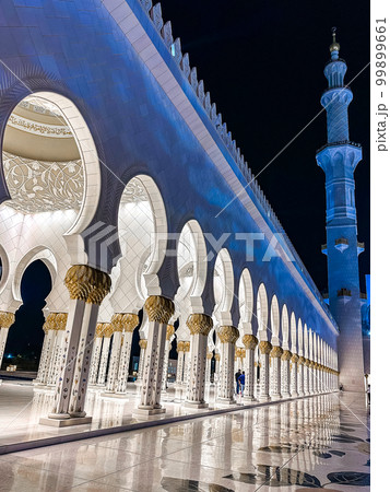The Sheikh Zayed Grand Mosque at night, in Abu Dhabi, United Arab Emirates 99899661