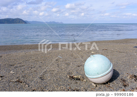 美しい美浜の浜に漂着する海のゴミ 美しい美浜の浜に漂着する海のゴミ 99900186