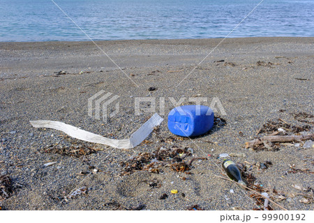 美しい美浜の浜に漂着する海のゴミ 美しい美浜の浜に漂着する海のゴミ 99900192