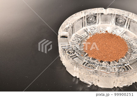 コーヒーのカスと灰皿 99900251