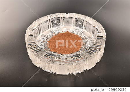 コーヒーのカスと灰皿 99900253