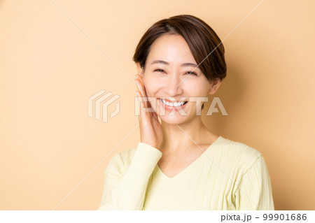 ミドルの女性のビューティ 99901686