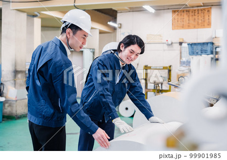 印刷工場でロール紙の確認をする作業員 印刷工場でロール紙の確認をする作業員 99901985
