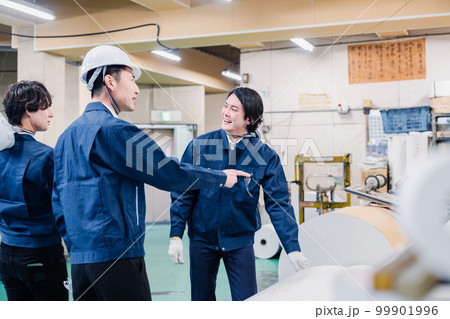 印刷工場でロール紙の確認をする作業員 印刷工場でロール紙の確認をする作業員 99901996