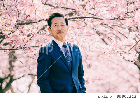 満開の桜とスーツを着たオジサン 満開の桜とスーツを着たオジサン 99902212