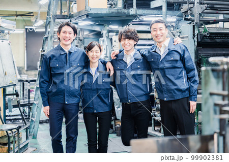 仲良く肩を組む工場スタッフ 仲良く肩を組む工場スタッフ 99902381