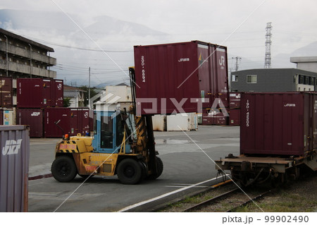 コンテナ出発準備 99902490
