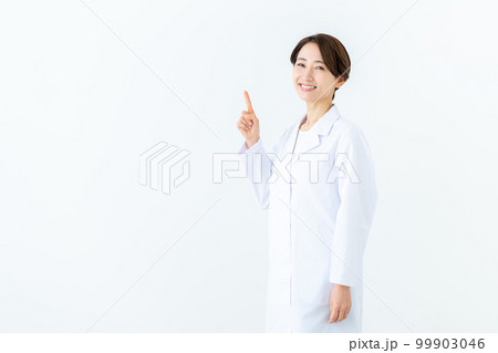 白衣のミドルの女性 99903046