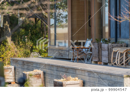 かわいい椅子のあるテラス席 99904547