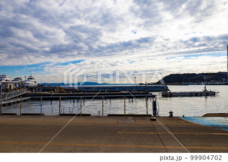 東京湾・浦賀のマリーナがある港と海、停泊するクルージングのプライベートヨット（神奈川県横須賀市） 99904702