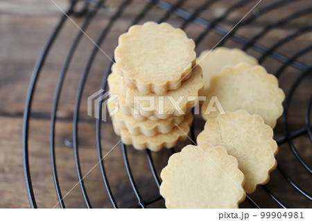 米粉を使った手作りの型抜きクッキー グルテンフリーのお菓子 米粉を使った手作りの型抜きクッキー グルテンフリーのお菓子 99904981
