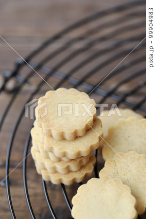 米粉を使った手作りの型抜きクッキー　グルテンフリーのお菓子 99904983
