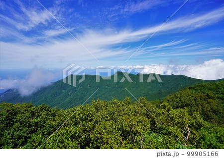 狩場山頂からの東狩場山方面の稜線と青空 狩場山頂からの東狩場山方面の稜線と青空 99905166