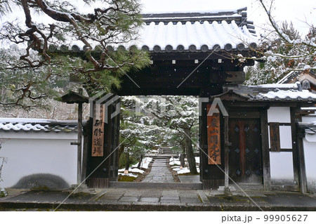 降雪の朝の京都市一乗寺 圓光寺の山門 降雪の朝の京都市一乗寺 圓光寺の山門 99905627