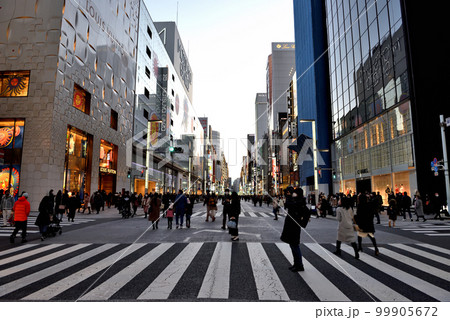 歩行者天国の銀座通りを歩く人々 歩行者天国の銀座通りを歩く人々 99905672