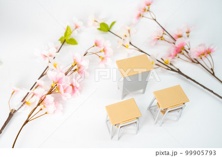 教室と桜のイメージ 99905793