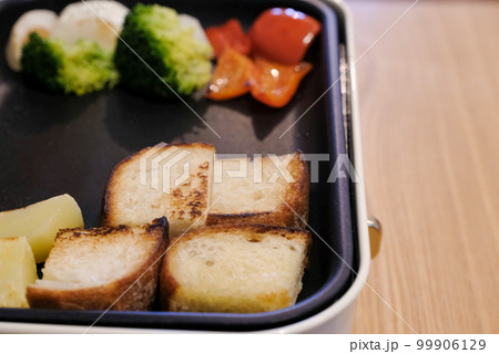 プレートに並んだ食材 99906129