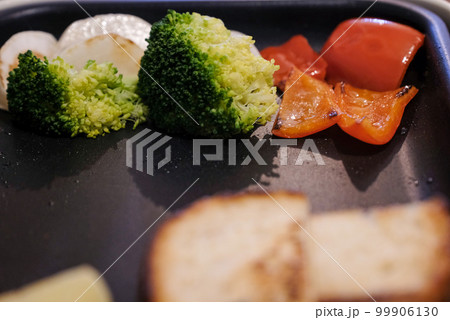ブロッコリーとトマトのアップ 99906130