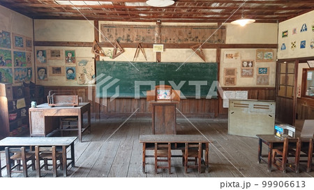 学校の教室 99906613