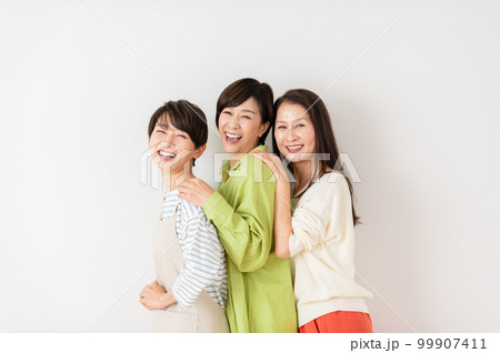 3人のミドル・シニアの女性 99907411