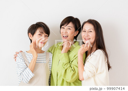 3人のミドル・シニアの女性 3人のミドル・シニアの女性 99907414