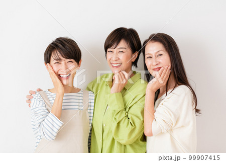 3人のミドル・シニアの女性 99907415