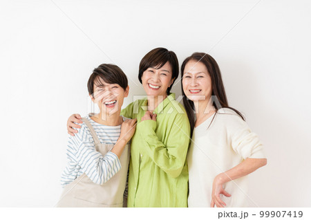 3人のミドル・シニアの女性 99907419