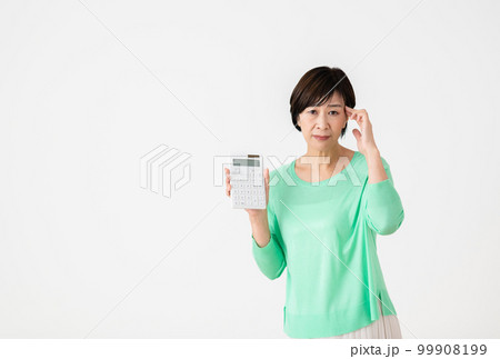 電卓を持つミドルの女性 99908199