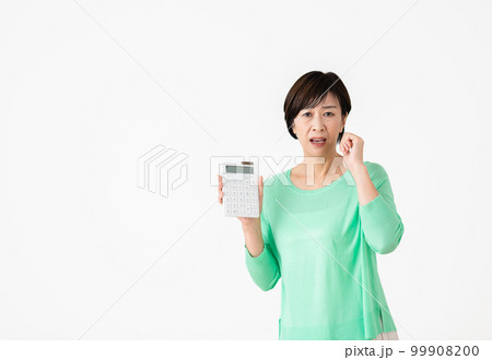 電卓を持つミドルの女性 電卓を持つミドルの女性 99908200