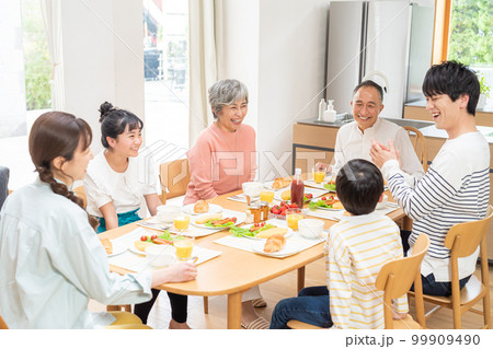 食事をする三世代家族 99909490
