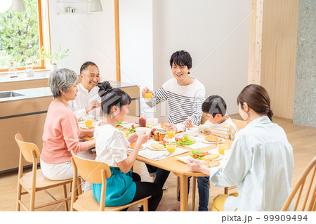 食事をする三世代家族 99909494