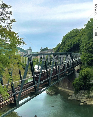 鉄橋を走るえんじ色の電車 鉄橋を走るえんじ色の電車 99909539